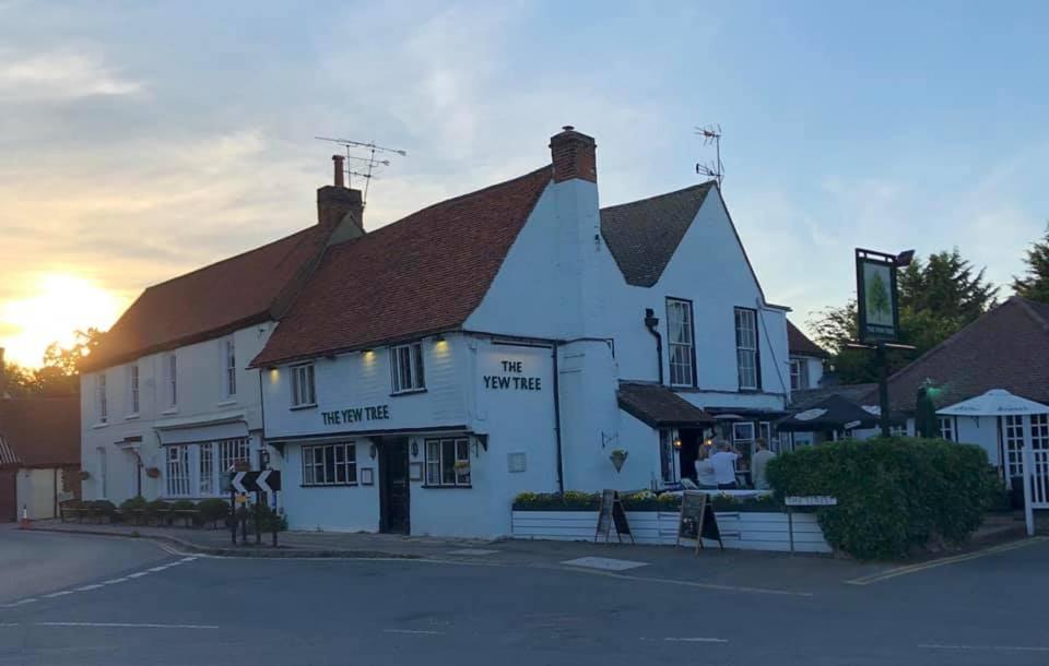 Stay And Relax At The Yew Tree Manuden Exterior foto